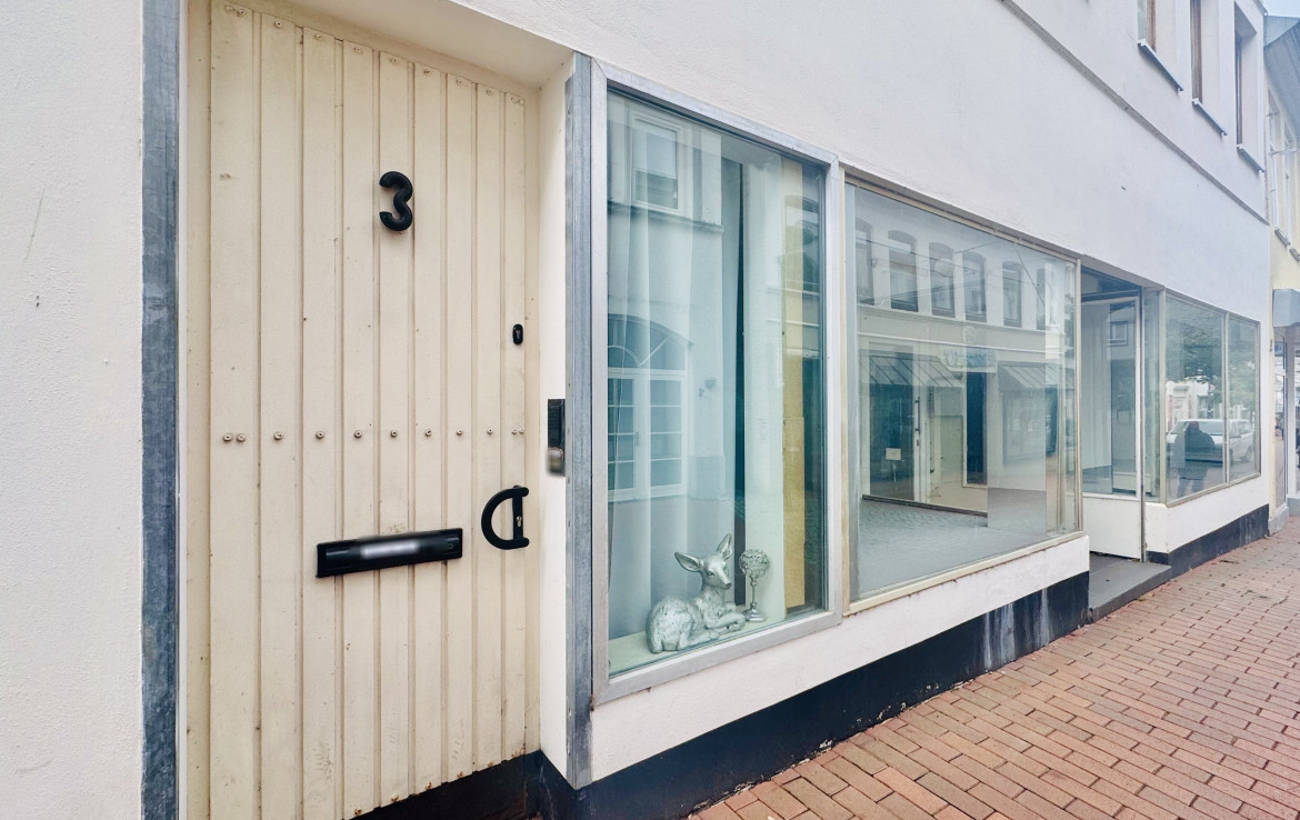 Altbau: Eingang Whg. 1 & Schaufenster Gewerbe