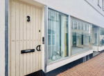 Altbau: Eingang Whg. 1 & Schaufenster Gewerbe