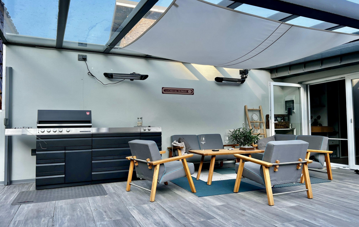 Überdachte große Terrasse