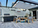 Überdachte große Terrasse