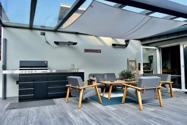 Überdachte große Terrasse