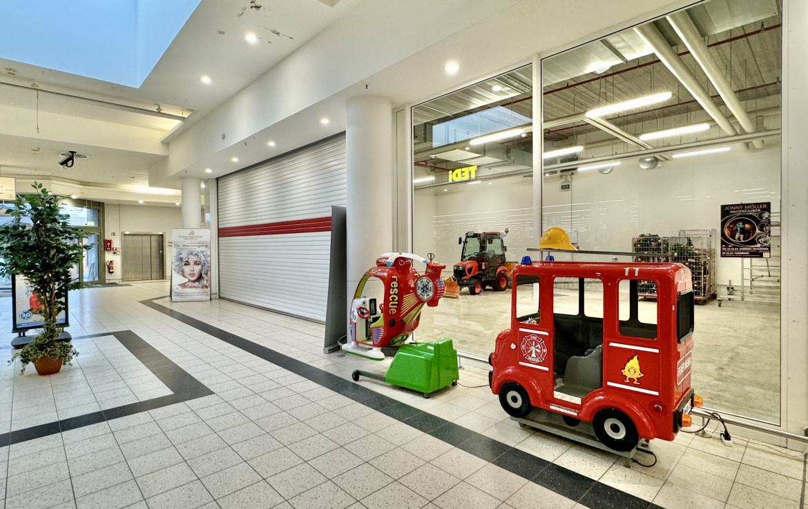 Rolltor und Schaufenster