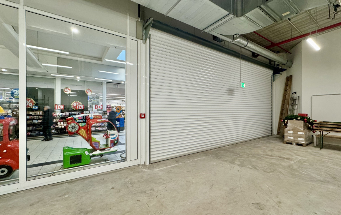 Rolltor und Schaufenster
