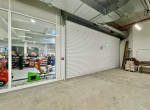 Rolltor und Schaufenster