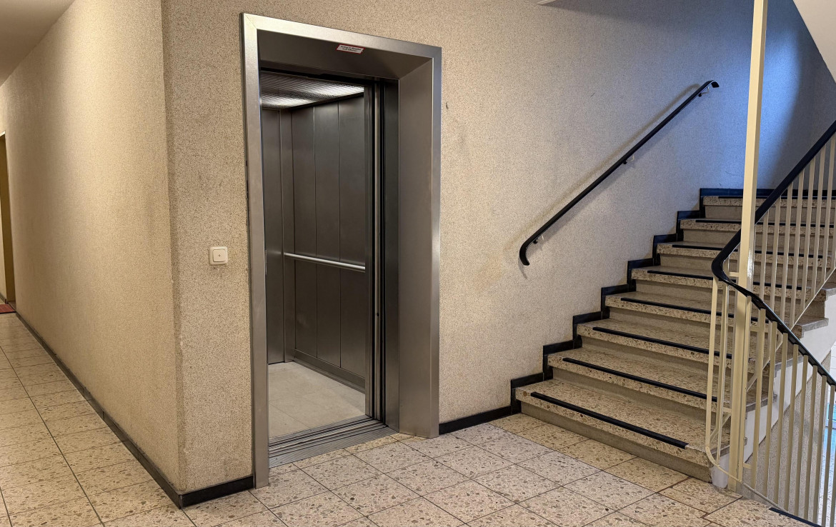 Treppenhaus mit Fahrstuhl