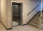 Treppenhaus mit Fahrstuhl