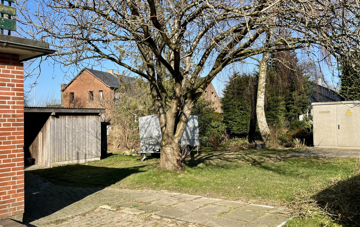 Carport & Schuppen nebst PKW-Stellplätzen