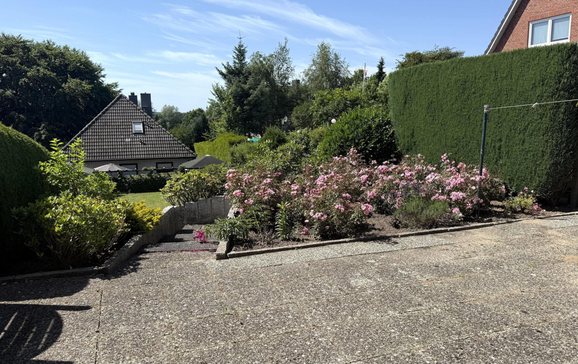 Terrasse und Weg zum Garten
