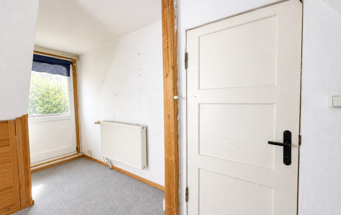 Schlafzimmer DG groß Bild II Tür zum Balkon