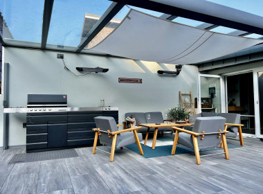 Überdachte große Terrasse